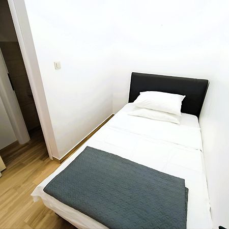 Apartments In Turanj, 20M From The Beach Сукошан Екстер'єр фото